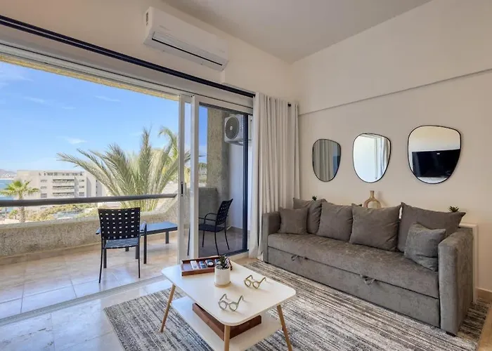 Stylish Coastal Retreat With Breathtaking Views, Pool & Private Balcony Сasa de vacaciones