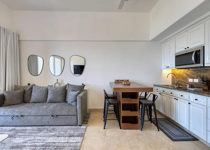 Сasa de vacaciones Stylish Coastal Retreat With Breathtaking Views, Pool & Private Balcony Cabo San Lucas