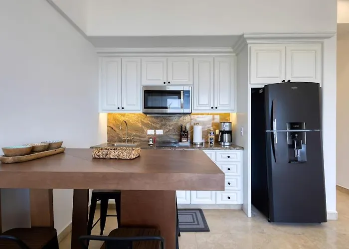 Сasa de vacaciones Stylish Coastal Retreat With Breathtaking Views, Pool & Private Balcony *