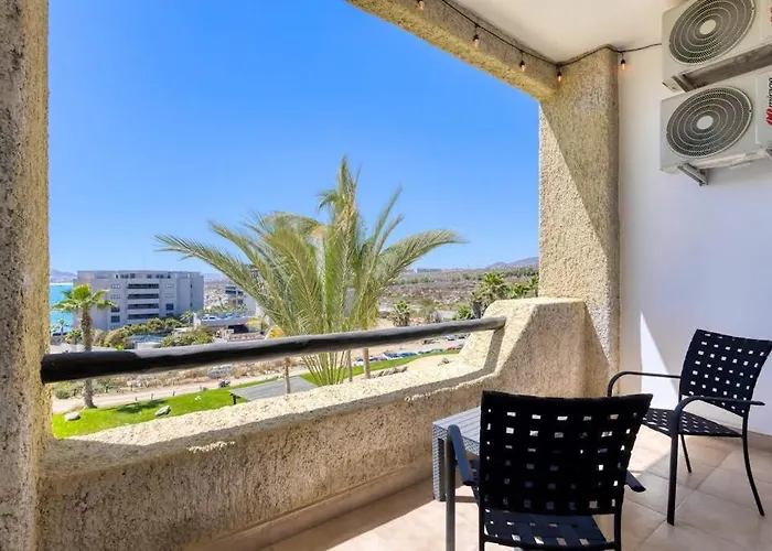 Stylish Coastal Retreat With Breathtaking Views, Pool & Private Balcony Сasa de vacaciones *